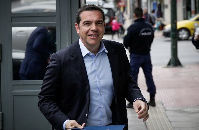 Συνάντηση με τους νέους υποψήφιους ευρωβουλευτές του ΣΥΡΙΖΑ είχε ο Τσίπρας