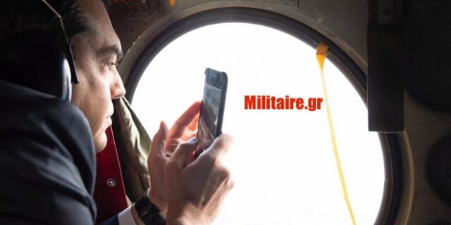 Φωτογραφίες ντοκουμέντο: Όταν οι πιλότοι του ελικοπτέρου ενημερώνουν τον Τσίπρα για τα τουρκικά μαχητικά