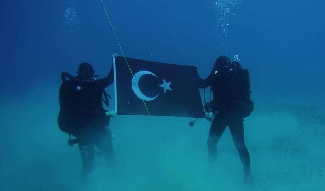 Εντοπίστηκαν οι Τούρκοι με τη σημαία στη “Σούδα” – Αλλοίωσαν και το όνομα της Κυπριακής Δημοκρατίας