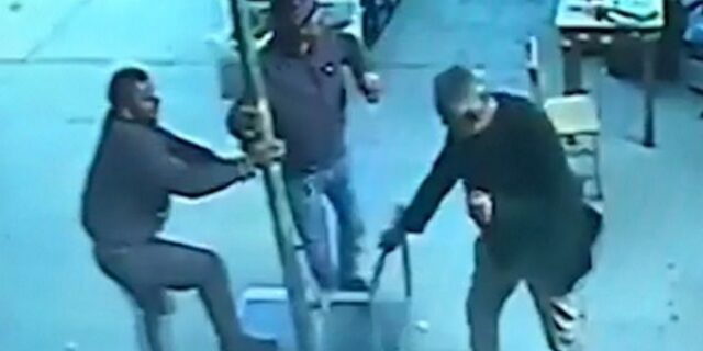 Τον πήρε και τον σήκωσε: Τούρκος απογειώθηκε πάνω σε ομπρέλα λόγω των ισχυρών ανέμων