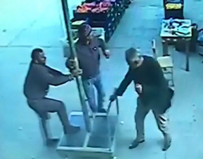 Τον πήρε και τον σήκωσε: Τούρκος απογειώθηκε πάνω σε ομπρέλα λόγω των ισχυρών ανέμων