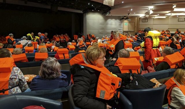 Θρίλερ εν πλω στη Νορβηγία: Έχουν μεταφερθεί 440 από τους 1.300 επιβάτες