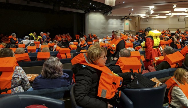 Θρίλερ εν πλω στη Νορβηγία: Έχουν μεταφερθεί 440 από τους 1.300 επιβάτες