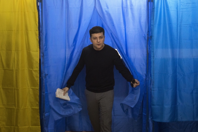 Εκλογές στην Ουκρανία: Ο κωμικός Ζελένσκι νικητής στον πρώτο γύρο