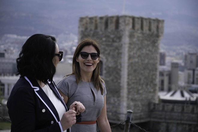 Συνάντηση Μπέττυς Μπαζιάνα – Ζορίτσα Ζαέβα: Τα δώρα και η ξενάγηση στο κάστρο των Σκοπίων