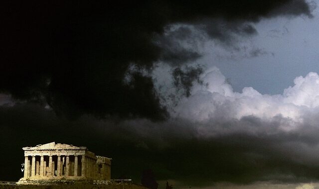 Συγκλονίζει η τραυματίας στην Ακρόπολη: Με χτύπησε μία λάμψη – Κάηκα