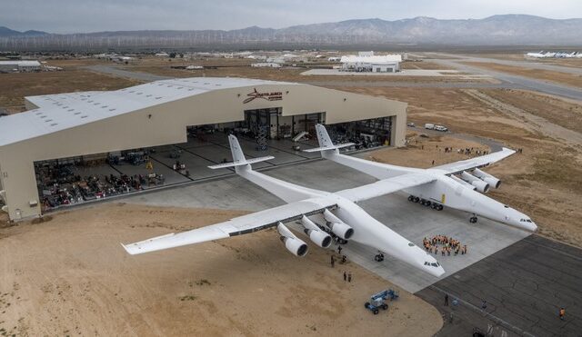 Το μεγαλύτερο αεροσκάφος στον κόσμο μόλις απογειώθηκε για πρώτη φορά – Δείτε το