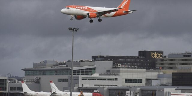 Γιατί η EasyJet απαγορεύει τα φιστίκια στις πτήσεις της