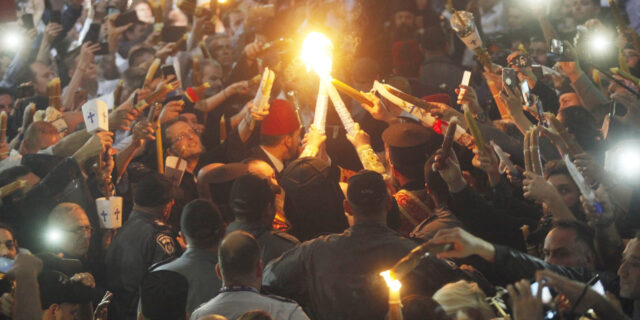 LIVE ΕΙΚΟΝΑ: Δείτε απευθείας την τελετή αφής του Αγίου Φωτός στα Ιεροσόλυμα