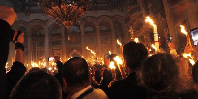 Ξεκίνησε η πτήση με το Άγιο Φως. Στο αεροδρόμιο της Ελευσίνας η τελετή υποδοχής