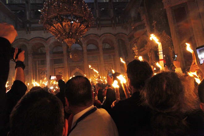 Ξεκίνησε η πτήση με το Άγιο Φως. Στο αεροδρόμιο της Ελευσίνας η τελετή υποδοχής