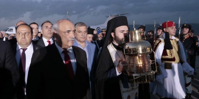 Στην Αθήνα το Άγιο Φως – Με τιμές αρχηγού κράτους η υποδοχή του