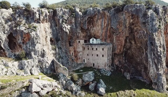 Μονή Αγίου Δημητρίου Αυγού: Το πανέμορφο δυσπρόσιτο μοναστήρι της Αργολίδας που θα σας καθηλώσει