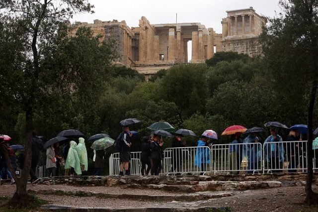 Κεραυνός έπεσε στην Ακρόπολη: Τέσσερις τραυματίες