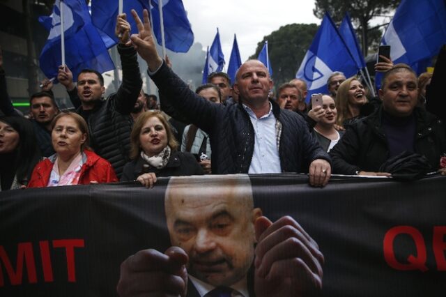 Στη δίνη βαθιάς πολιτικής κρίσης εισέρχονται τα Τίρανα