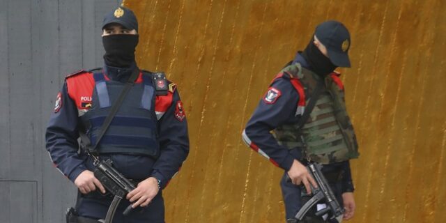 Σκηνές Φαρ Ουέστ στο αεροδρόμιο των Τιράνων: Ληστεία σε αεροπλάνο με ένα νεκρό