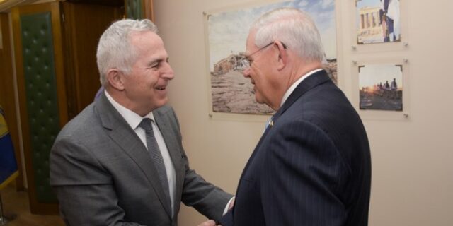 Ο Αποστολάκης δέχτηκε στο ΥΠΕΘΑ τον Γερουσιαστή των ΗΠΑ που λέει “όχι F-35 στην Τουρκία”