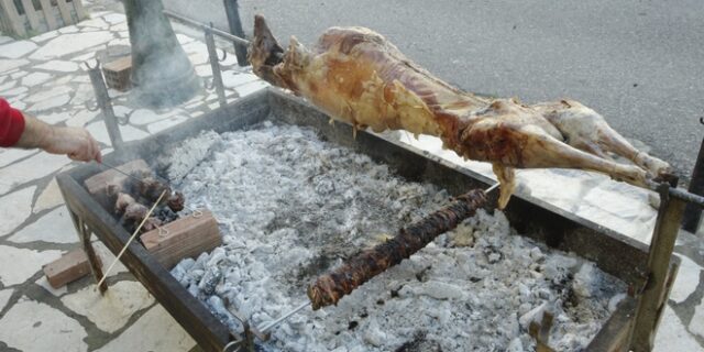 Πάσχα: Ξεχνάμε φέτος το σούβλισμα στην εξοχή – Τι μπορούμε να ψήσουμε στο φούρνο