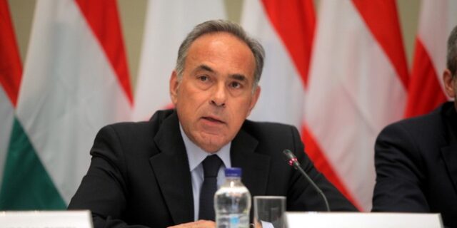 Αρβανιτόπουλος αντικαθιστά Αλογοσκούφη στη Σχολή Φλέτσερ του Tufts