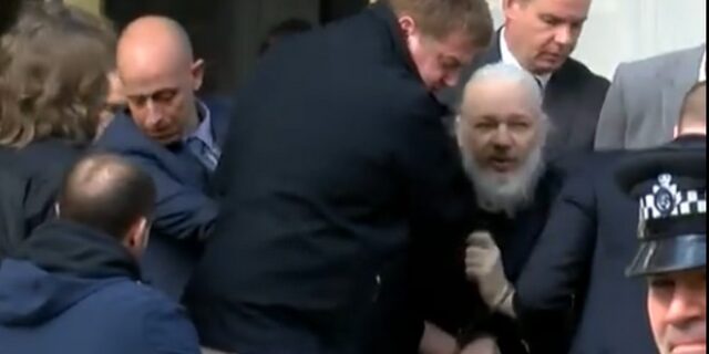 Σκάνδαλο Wikileaks: Συνελήφθη στο Λονδίνο ο Τζούλιαν Ασάνζ