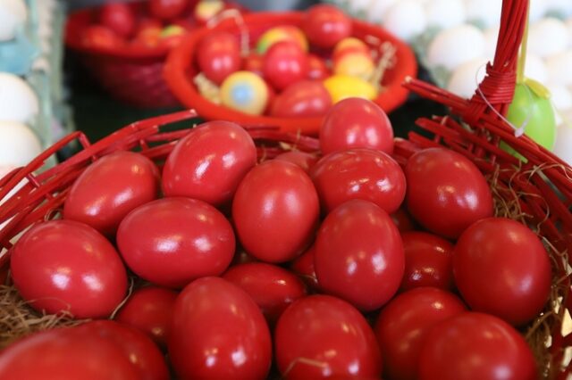 Πάσχα 2022: Γιατί βάφουμε κόκκινα αυγά τη Μεγάλη Πέμπτη