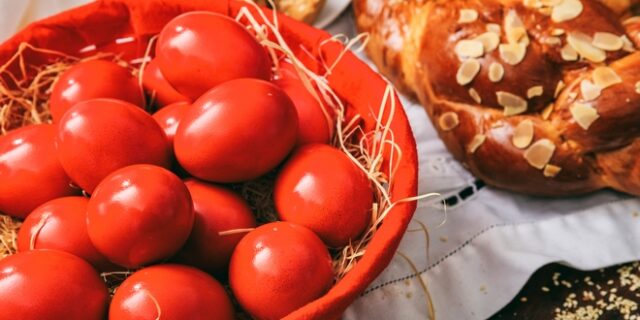 ΕΟΔΥ: Το μεγάλο λάθος με τα βαμμένα αυγά και 13 διατροφικές συμβουλές για το Πάσχα