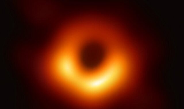 Έτσι είναι μία “μαύρη” τρύπα – Στη δημοσιότητα η πρώτη φωτογραφία
