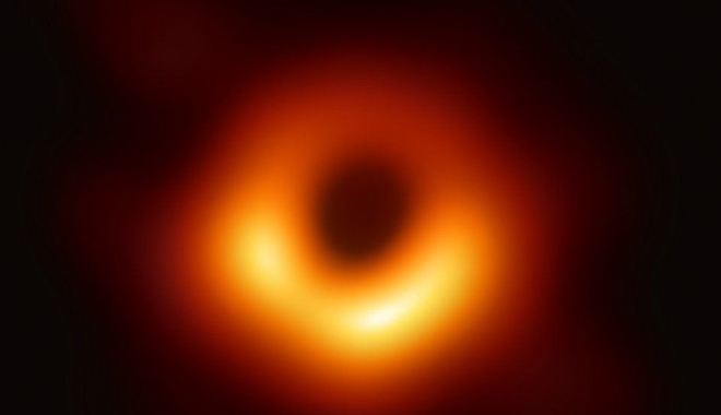 Έτσι είναι μία “μαύρη” τρύπα – Στη δημοσιότητα η πρώτη φωτογραφία