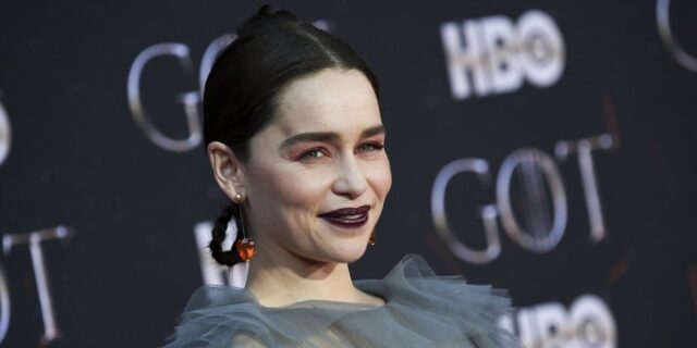 Emilia Clarke: Συγκλονίζει η εικόνα της μετά το χειρουργείο στον εγκέφαλο