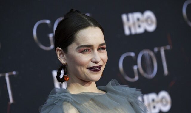 Emilia Clarke: Συγκλονίζει η εικόνα της μετά το χειρουργείο στον εγκέφαλο
