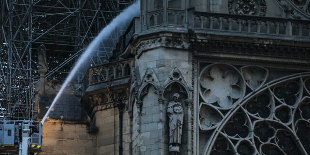 Παναγία των Παρισίων: Τα κειμήλια που σώθηκαν – Το ακάνθινο στεφάνι και τα βιτρό