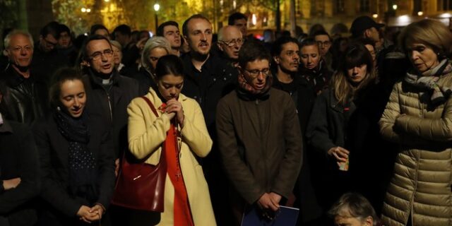 Φωτιά στην Παναγία των Παρισίων: Σοκ, θλίψη, απόγνωση… Κάτοικοι και τουρίστες παρακολουθούν την καταστροφή