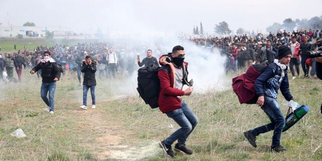 Ένταση και χημικά στα Διαβατά: Πρόσφυγες επιχείρησαν να σπάσουν τον κλοιό των ΜΑΤ