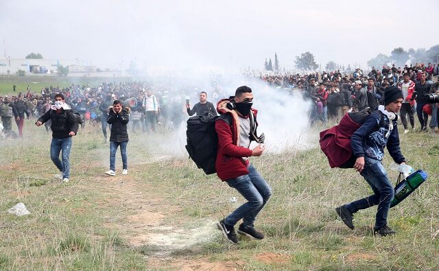 Ένταση και χημικά στα Διαβατά: Πρόσφυγες επιχείρησαν να σπάσουν τον κλοιό των ΜΑΤ