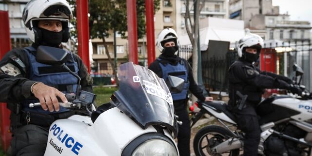 Συνελήφθη φυγόποινος διακινητής μεταναστών: Εχει καταδικαστεί σε κάθειρξη 130 ετών