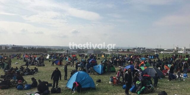 Σκηνές για δεύτερο βράδυ έστησαν πρόσφυγες στα Διαβατά – Αποχώρησαν από τον Σταθμό Λαρίσης