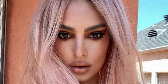 Emily Ratajkowski: Ροζ, γυμνή και “ελληνική” στη νέα της φωτογράφιση