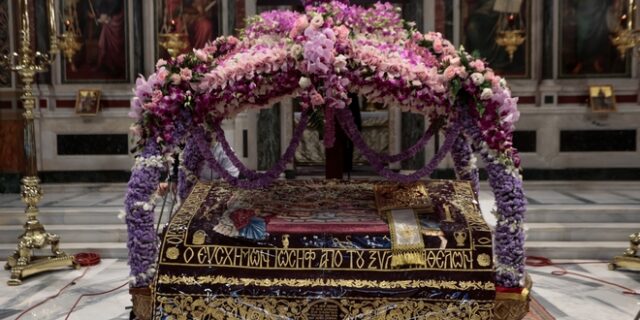 “Ω γλυκύ μου έαρ” – Επιβλητικοί και ανθισμένοι επιτάφιοι ανά την Ελλάδα