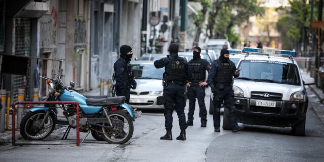 Εξάρχεια: Επίθεση με μπουκάλια κατά διμοιρίας ΜΑΤ – Τρεις συλλήψεις
