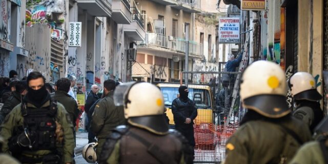 Επιχείρηση της ΕΛΑΣ στα Εξάρχεια: Εκκενώθηκαν τα υπό κατάληψη κτίρια – Στις 100 οι προσαγωγές, 3 συλλήψεις