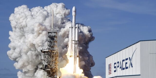 Space X: Έγινε η πρώτη εμπορική εκτόξευση του ισχυρότερου πυραύλου του κόσμου