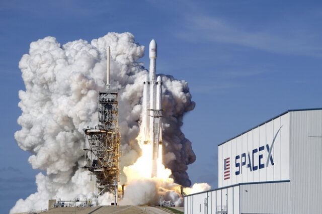 Space X: Έγινε η πρώτη εμπορική εκτόξευση του ισχυρότερου πυραύλου του κόσμου