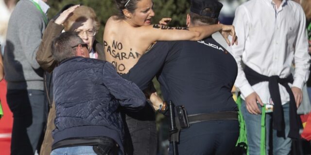 Ισπανία: Γυμνόστηθες FEMEN διέκοψαν προεκλογική συγκέντρωση του ακροδεξιού VOX