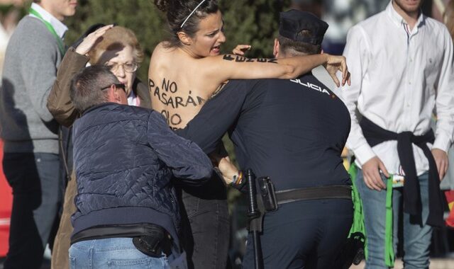 Ισπανία: Γυμνόστηθες FEMEN διέκοψαν προεκλογική συγκέντρωση του ακροδεξιού VOX