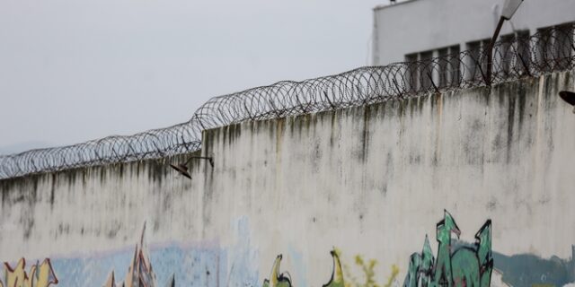 Συμπλοκές και μαχαιρώματα στις φυλακές Κορυδαλλού – Στο νοσοκομείο κρατούμενοι