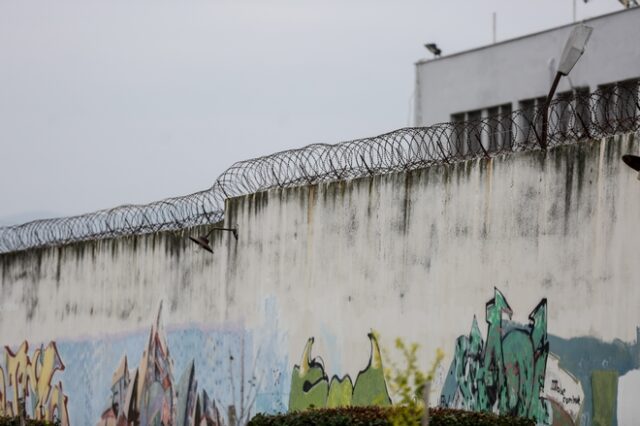 Συμπλοκές και μαχαιρώματα στις φυλακές Κορυδαλλού – Στο νοσοκομείο κρατούμενοι