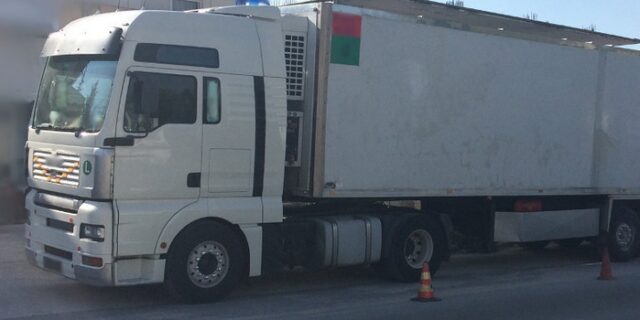 Συνελήφθη διακινητής που μετέφερε από τον Έβρο δεκάδες μετανάστες στριμωγμένους σε κρύπτη φορτηγού