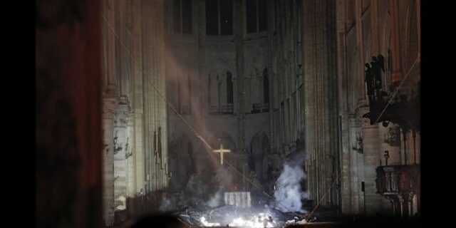 Παναγία των Παρισίων: Οι πρώτες εικόνες από το εσωτερικό του καθεδρικού μετά τη φωτιά