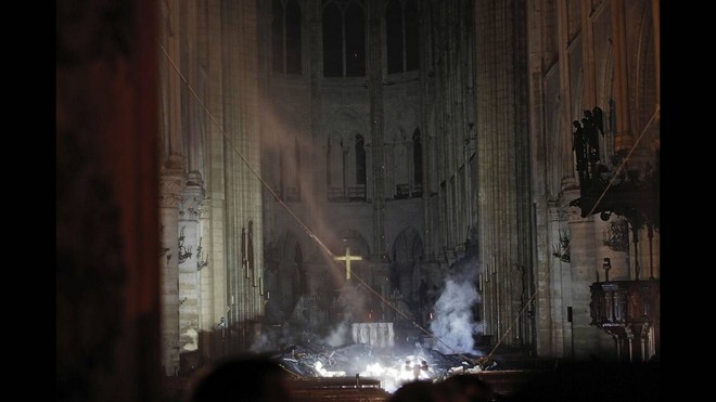 Παναγία των Παρισίων: Οι πρώτες εικόνες από το εσωτερικό του καθεδρικού μετά τη φωτιά