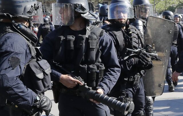 Γαλλία: 7.400 αστυνομικοί στους δρόμους του Παρισιού για τις κινητοποιήσεις της Πρωτομαγιάς